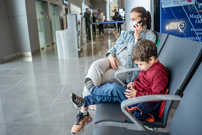 žena sa detetom čeka na aerodromu